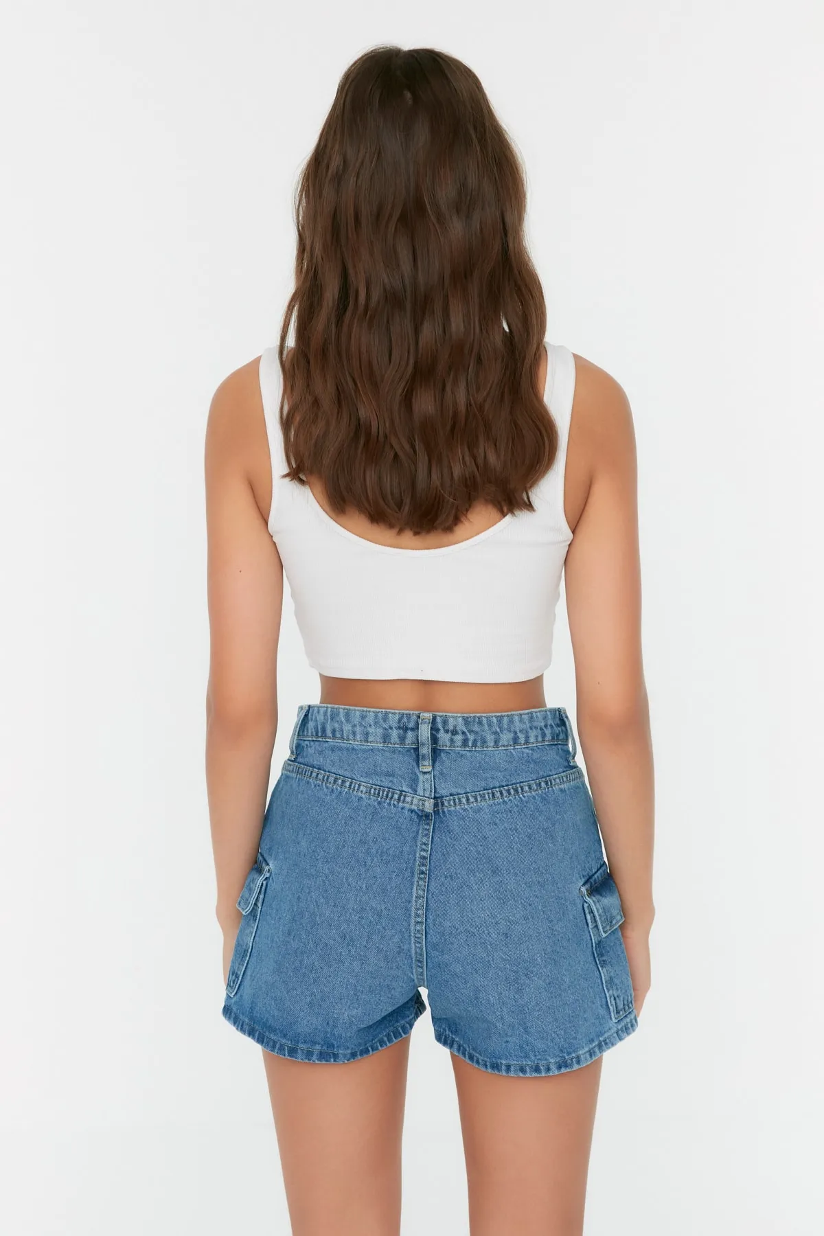 Trendyol Collection  Blaue Jeansshorts mit Cargotaschen und detaillierten Details TWOSS22SR00074