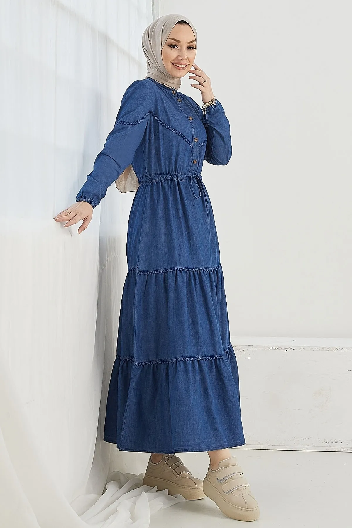 InStyle  Kayla detailliertes Guipure-Jeanskleid – Blau