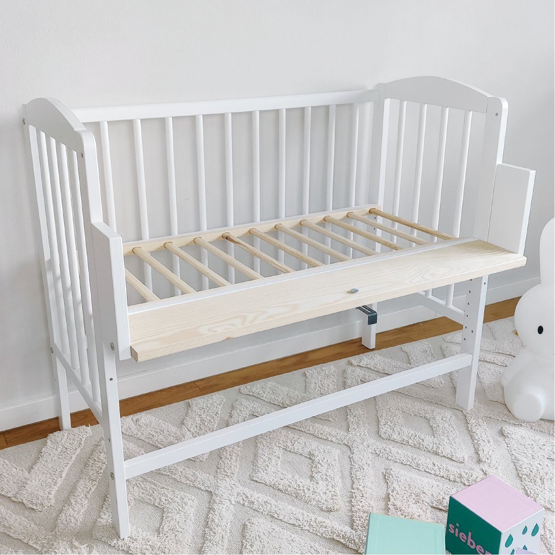 Kids Collective Beistellbett 90x40 cm mit Matratze, umbaubar zu 90x55 cm, 9 mal verstellbar, auch als Babywippe nutzbar, Kiefer-Vollholz in weiß
