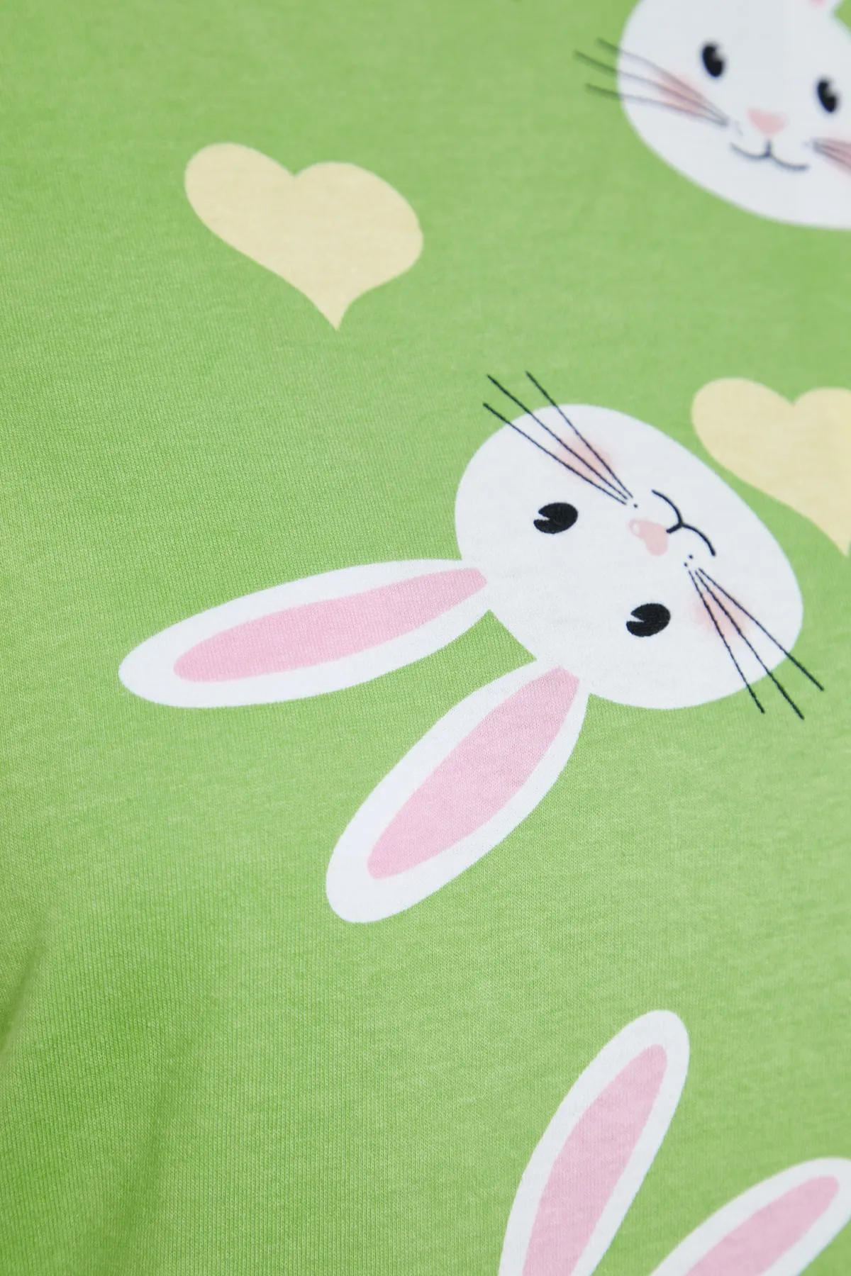 Trendyol Collection  Grünes Strickpyjama-Set mit T-Shirt und Shorts aus 100 % Baumwolle mit Herz-Hasen-Muster THMSS23PT00005