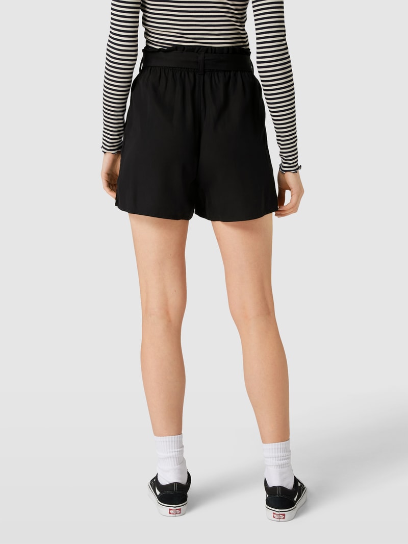 Shorts mit Stoffgürtel in schwarz