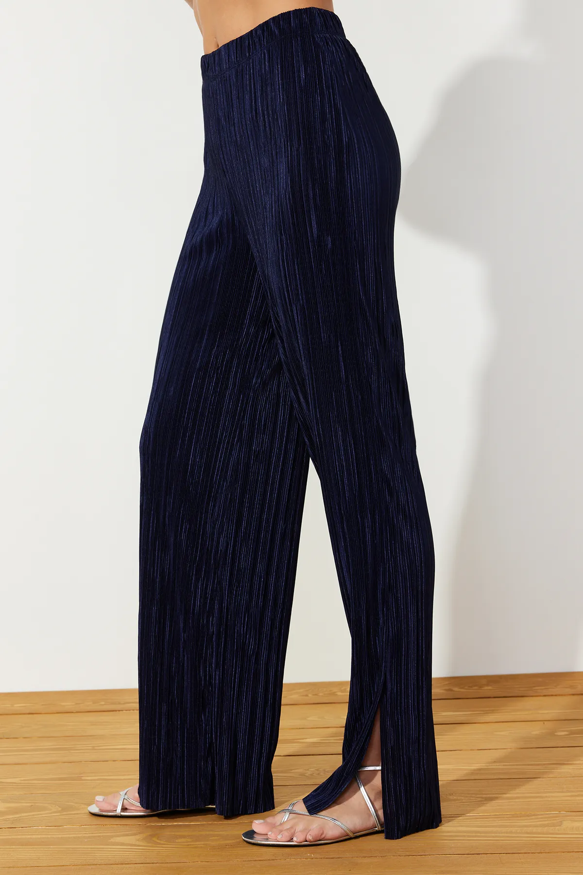Trendyol Collection  Marineblaues, plissiertes, weit geschnittenes Hemd und Hose aus Strickoberteil TWOSS23AU00021