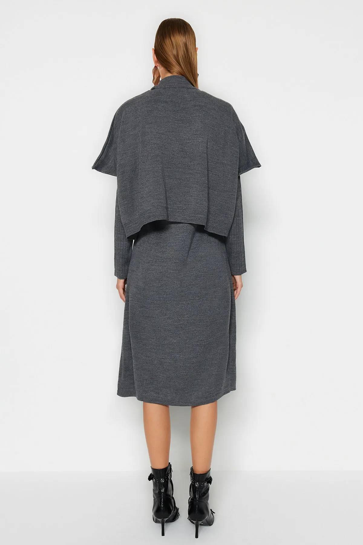 Trendyol Collection  Anthrazitfarbener, weit geschnittener Midi-Strickpullover mit hohem Kragen und Anzug TWOAW24EL00012