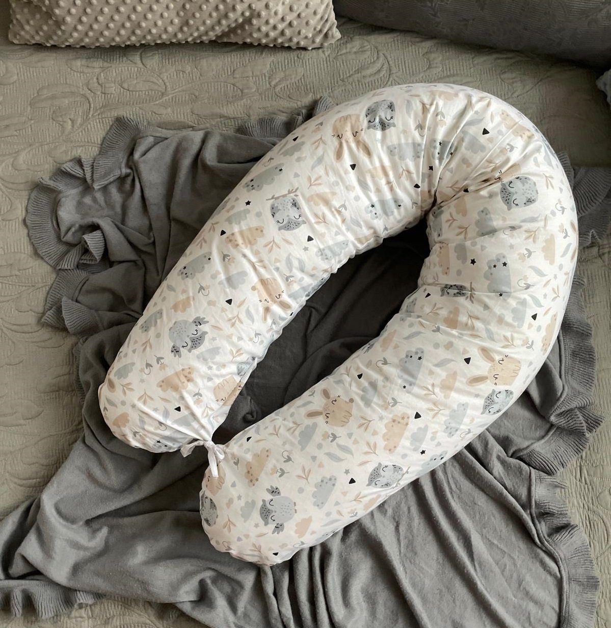Loolay Stillkissen 100% Bio-Baumwolle LUX Schwangerschaftskissen Seitenschläferkissen, MUSTER: HASE Beige-Weiß; WEICH Füllung + 100% BIO-Baumwolle Kissenbezug, XXL 170 cm Stillkissen + Bezug mit Reißverschluss! PREMIUM Geschenk, LOOLAY® - 100% Europä