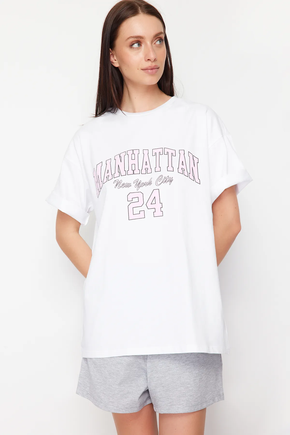 Trendyol Collection  Weißes Set aus übergroßen, weit geschnittenen Strickshorts und T-Shirt mit Slogan-Aufdruck TWOSS24AU00036
