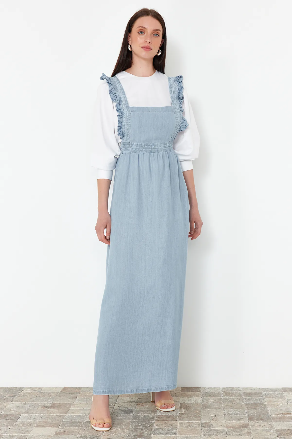 Trendyol Collection  Hellblaues Maxi-Jeanskleid mit Trägern und Rüschendetail TWOSS24EL00833