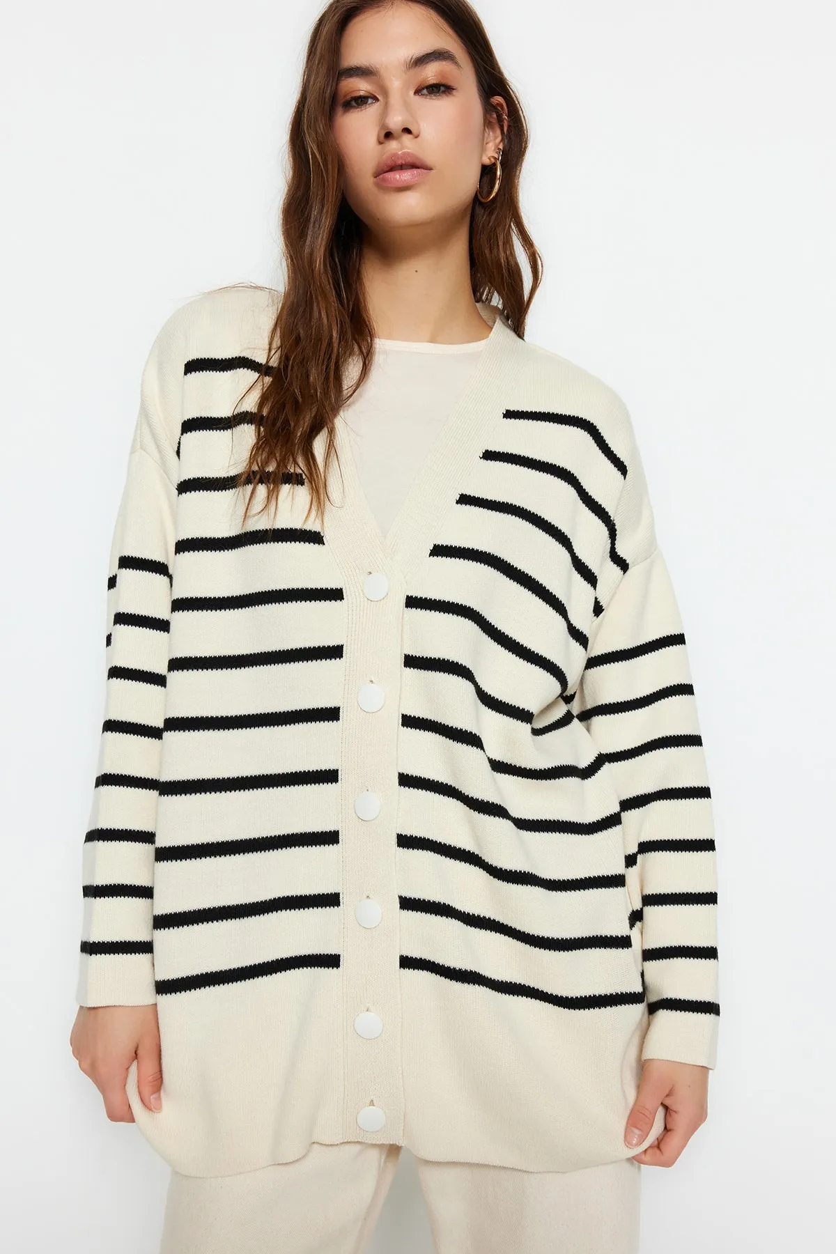 Trendyol Modest  Steinschwarz gestreifte Strickjacke TCTAW24TH00012