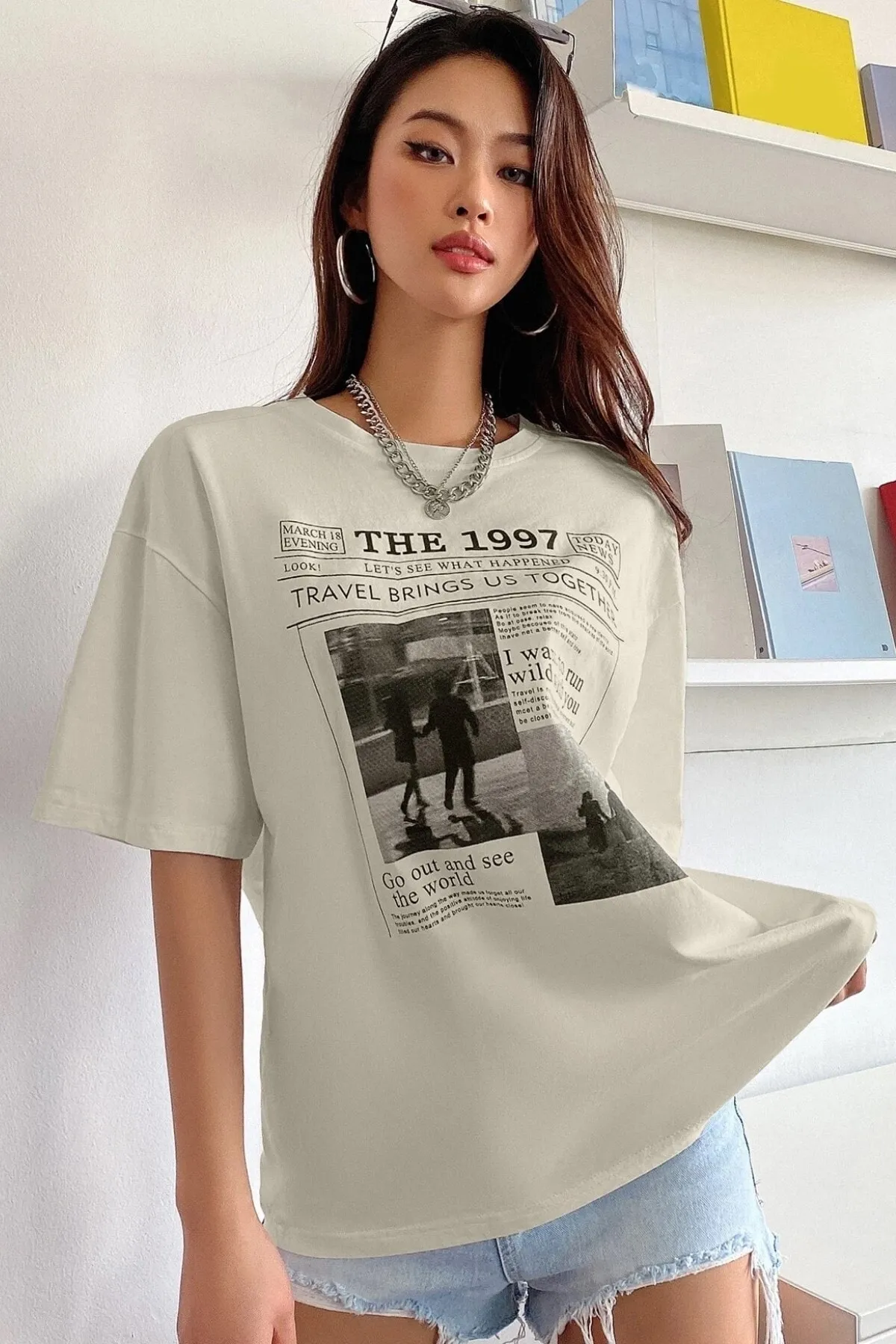 MODAGEN  Beiges bedrucktes Oversize-T-Shirt „The 1997“ für Damen