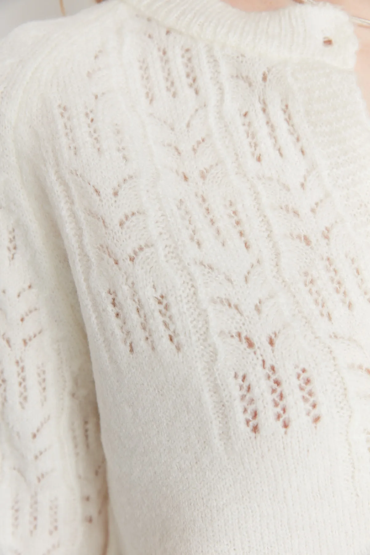 Trendyol Collection  Ecrufarbene, weich strukturierte Strickjacke mit Lochmuster TWOAW21HI0020