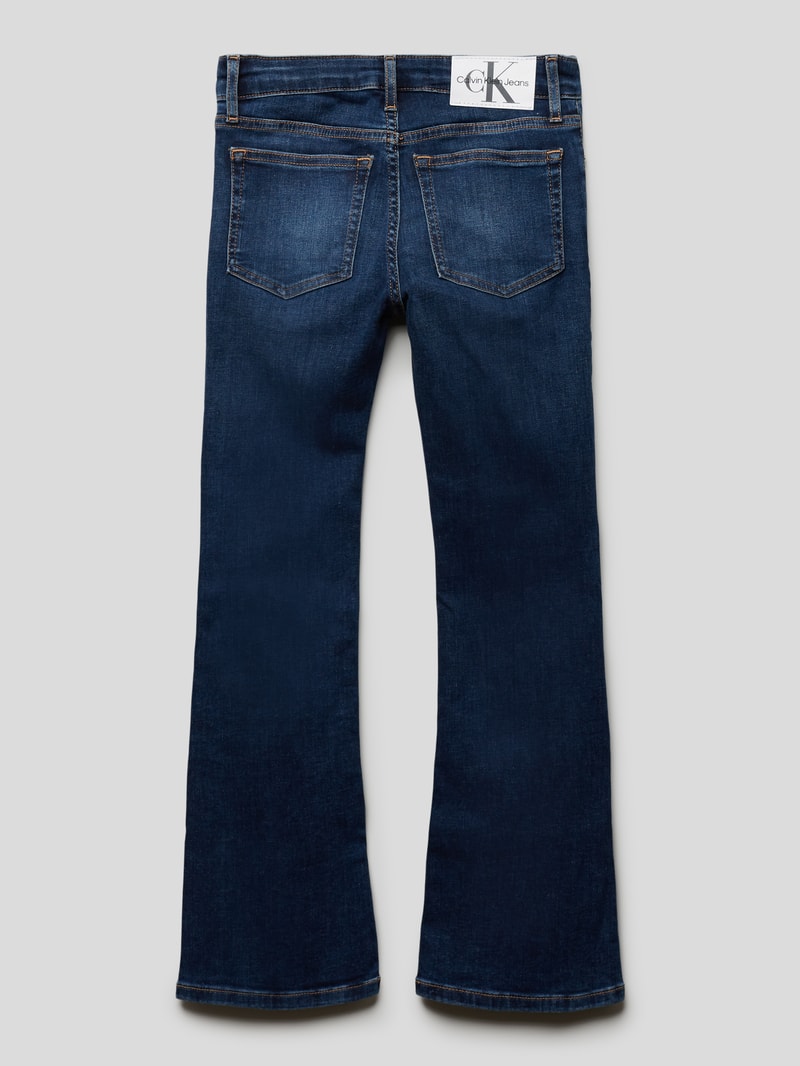 Jeans mit Label-Patch in dunkelblau