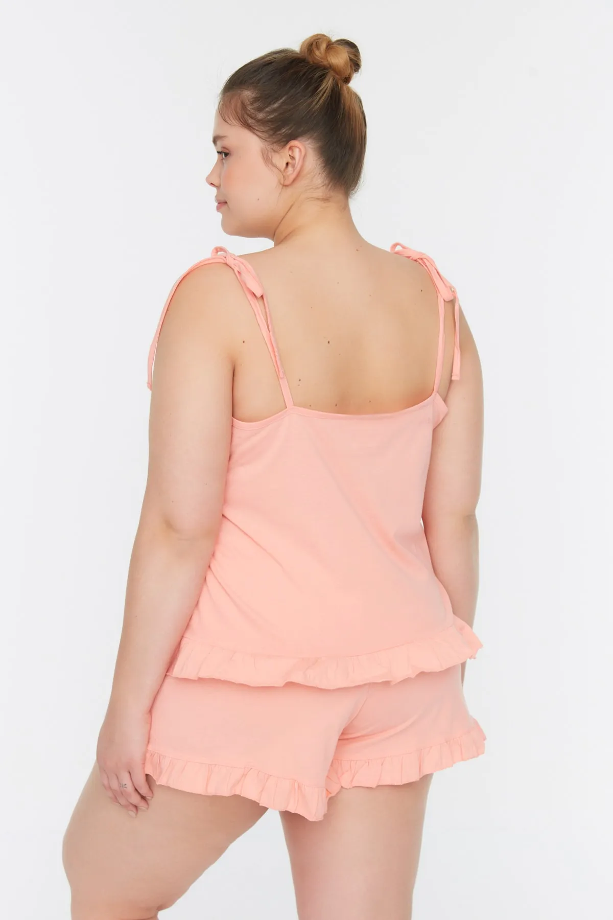 Trendyol Curve  Lachsfarbenes Pyjama-Set aus Strick mit Rüschendetail und Riemchen