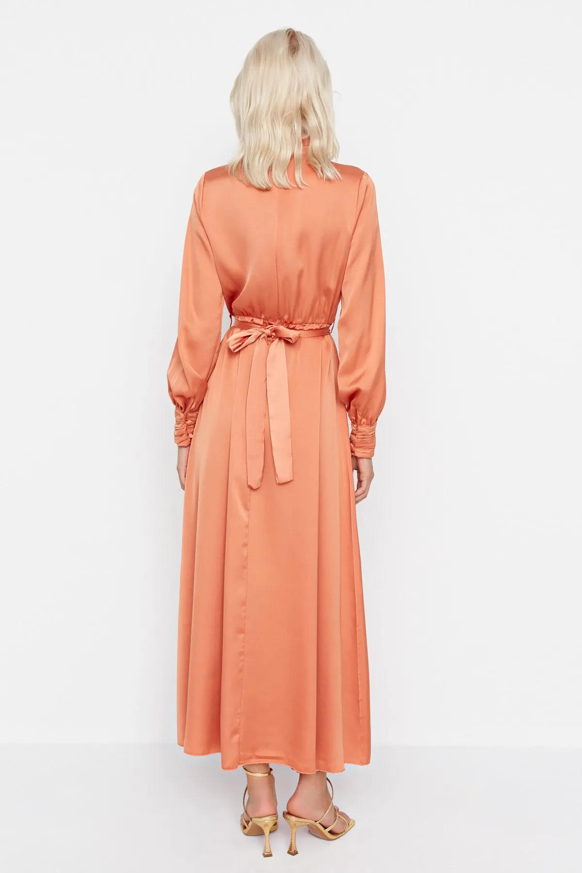 Trendyol Modest  Orangefarbenes gewebtes Abendkleid mit drapiertem Kragen und Manschetten, Gürtel TCTSS22EB0142