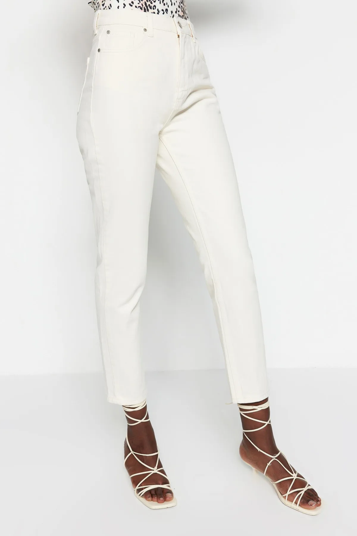 Trendyol Collection  Beigefarbene Mom-Jeans mit hoher Taille TWOSS22JE0678