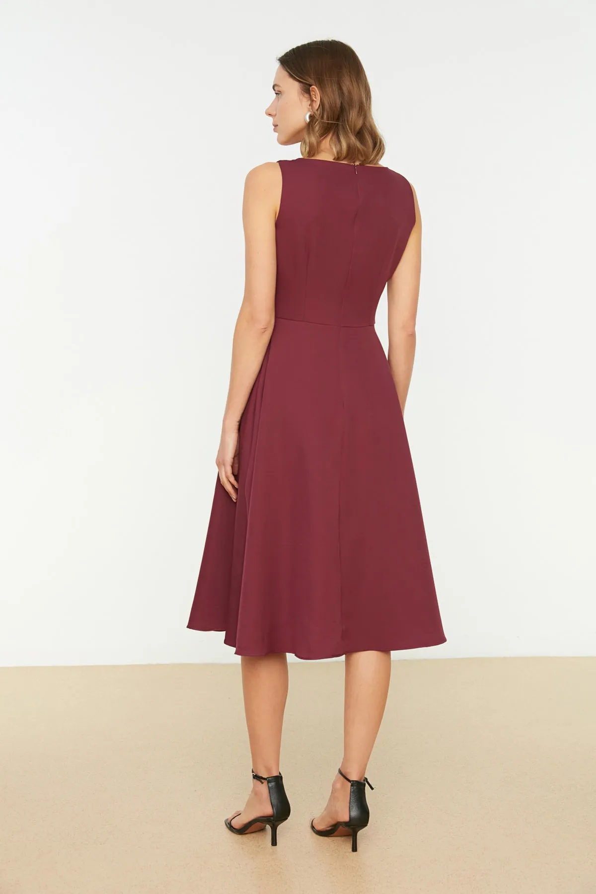 Trendyol Collection  Midi-Plissee-Webkleid in Pflaumenblau mit Taille TWOSS20EL0980