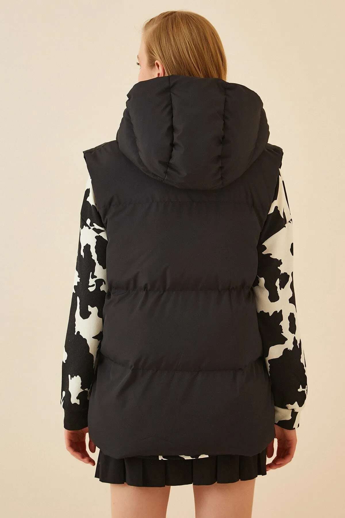 Happiness İstanbul  Schwarze, übergroße Pufferweste mit Kapuze für Damen MK00176