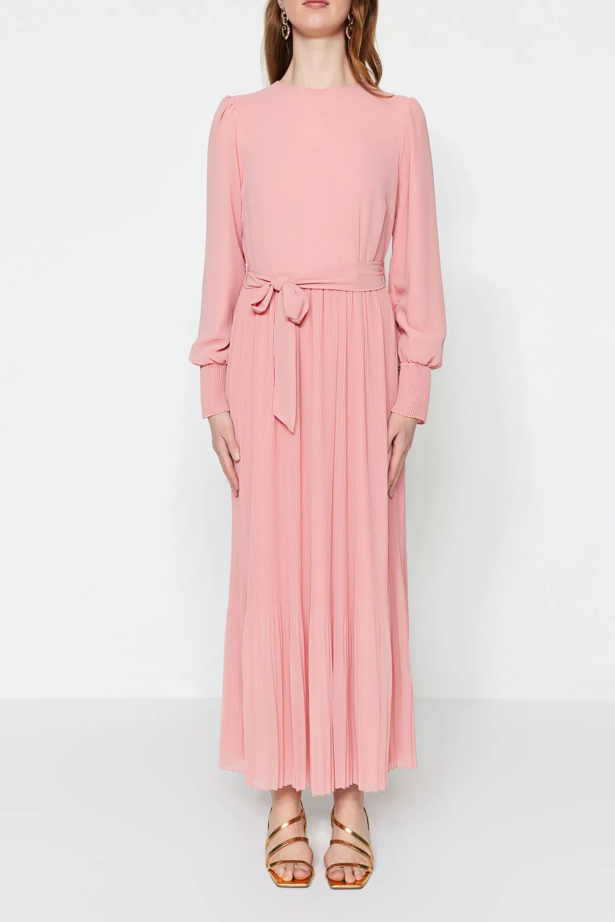 Trendyol Modest  Puderfarbenes, gefüttertes Abendkleid mit Gürtelrock und Plissee TCTSS23DB00032