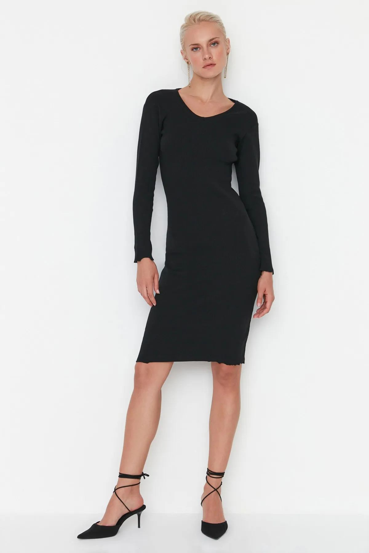 Trendyol Collection  Schwarzes Baby-Overlock-detailliertes, figurbetontes Midi-Strickkleid TWOAW23EL00050