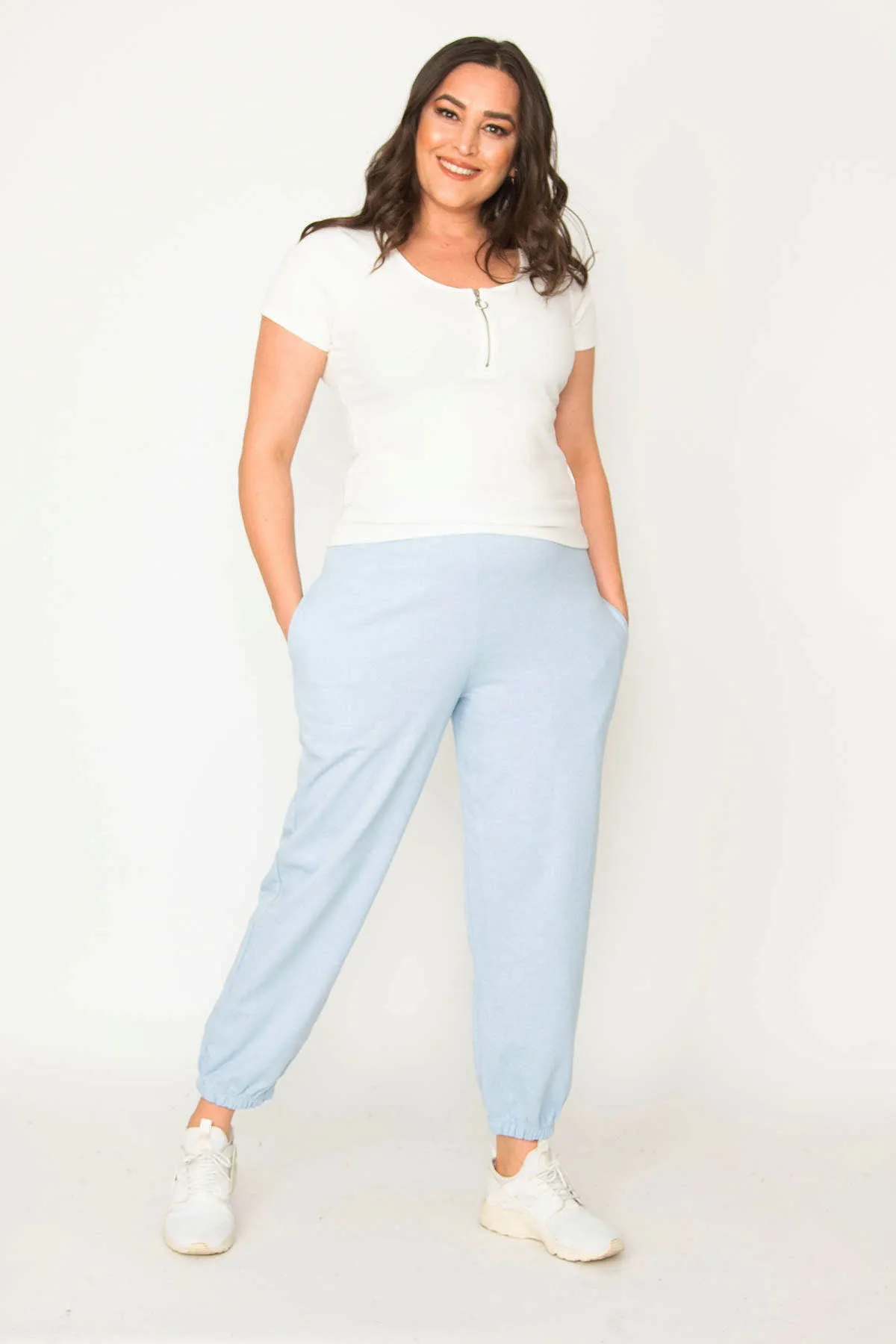 Şans  Blaue Damen-Trainingshose aus Baumwollstoff mit Taschendetail und elastischen Taillenbündchen und Taille 65N30436