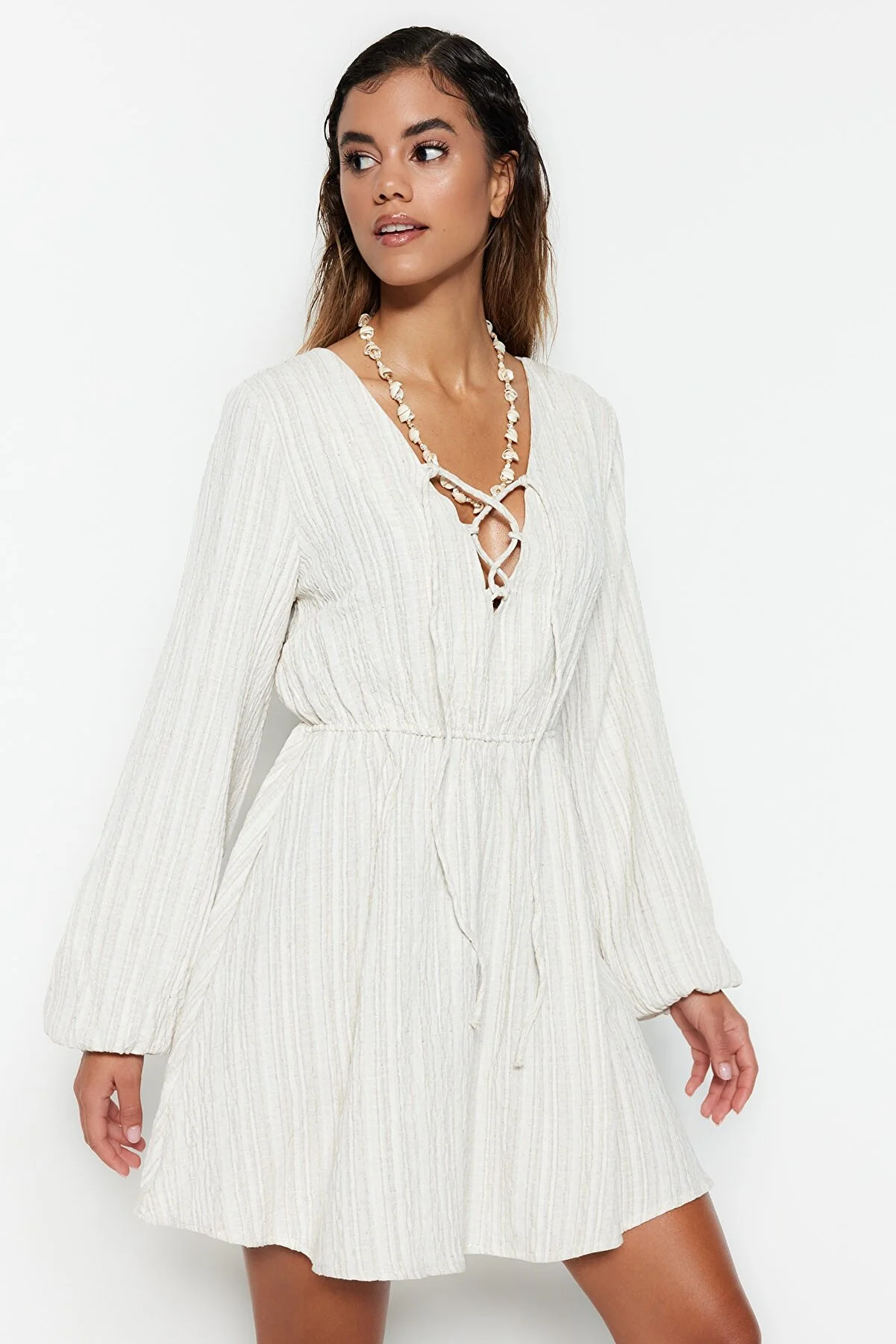 Trendyol Collection  Ecrufarbenes Mini-Strandkleid aus gewebtem, gebundenem Leinengemisch TBESS23EL00103