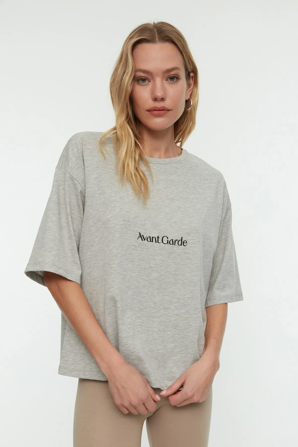 Trendyol Collection  Graues Baumwollmisch-Slogan-gesticktes, entspanntes/weites T-Shirt mit entspanntem Schnitt und Rundhalsausschnitt TWOSS21TS0481