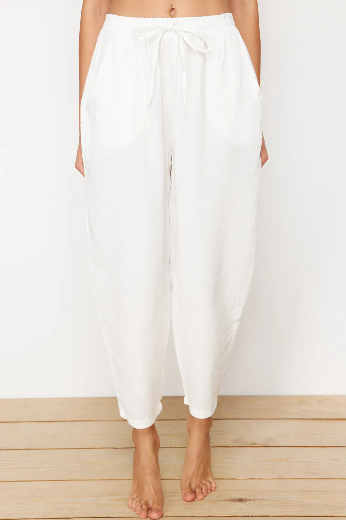 Trendyol Collection  Ecru-gewebte Musselin-Hose aus 100 % Baumwolle TBESS24PL00005