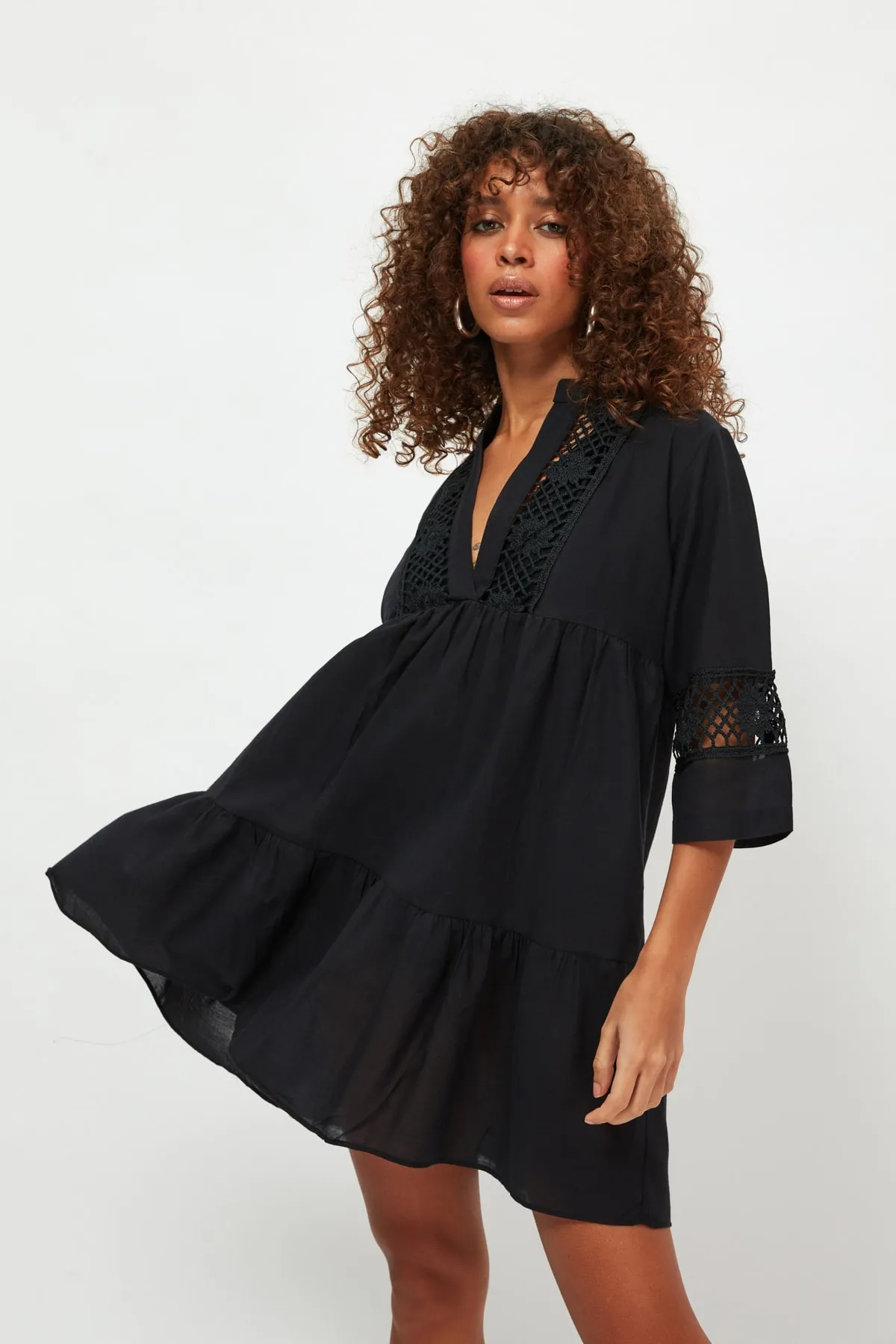 Trendyol Collection  Schwarzes Mini-Strandkleid aus 100 % Baumwolle mit gewebter Spitze und Details TBESS20EL0854