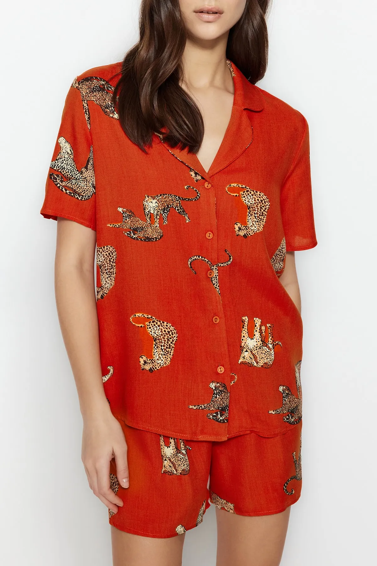Trendyol Collection  Pyjama-Set aus Viskose mit Hemd und Shorts aus gewebtem Stoff mit Fliesen-Tiermuster THMSS21PT1501