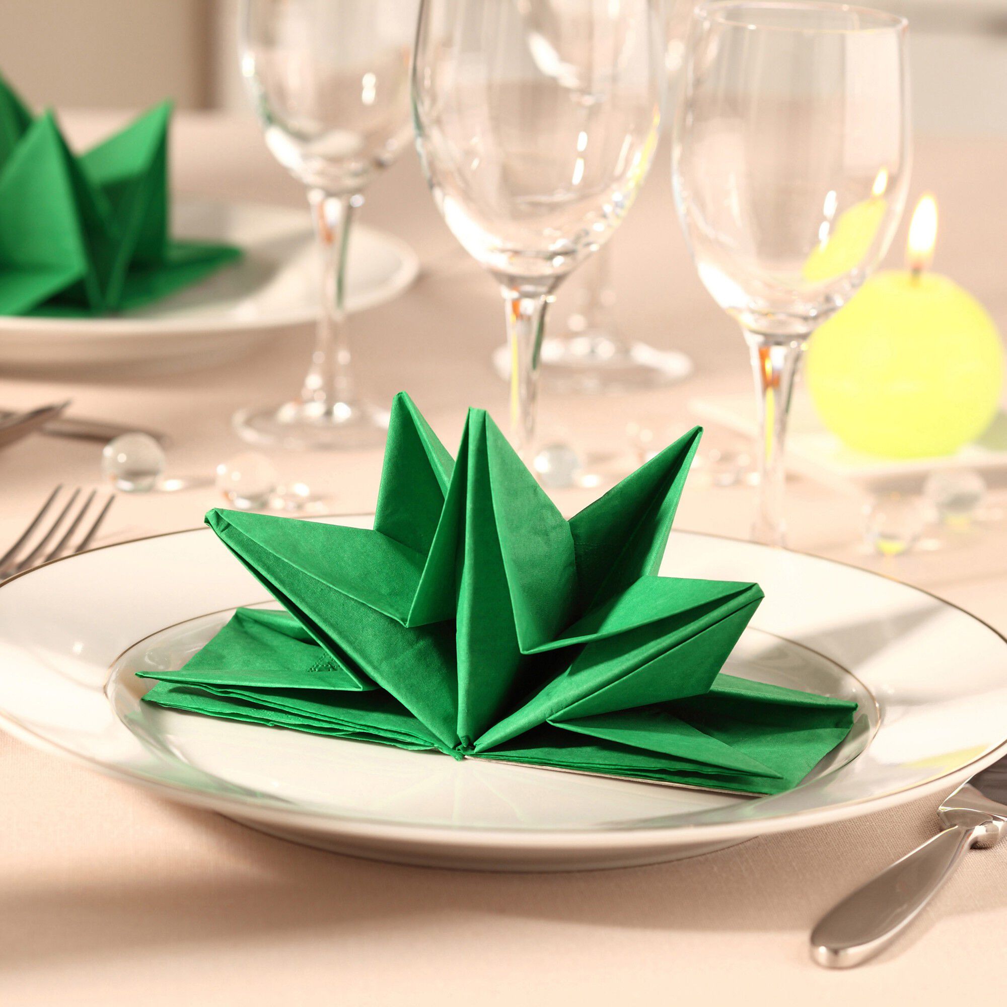 Lot de 12 serviettes prépliées