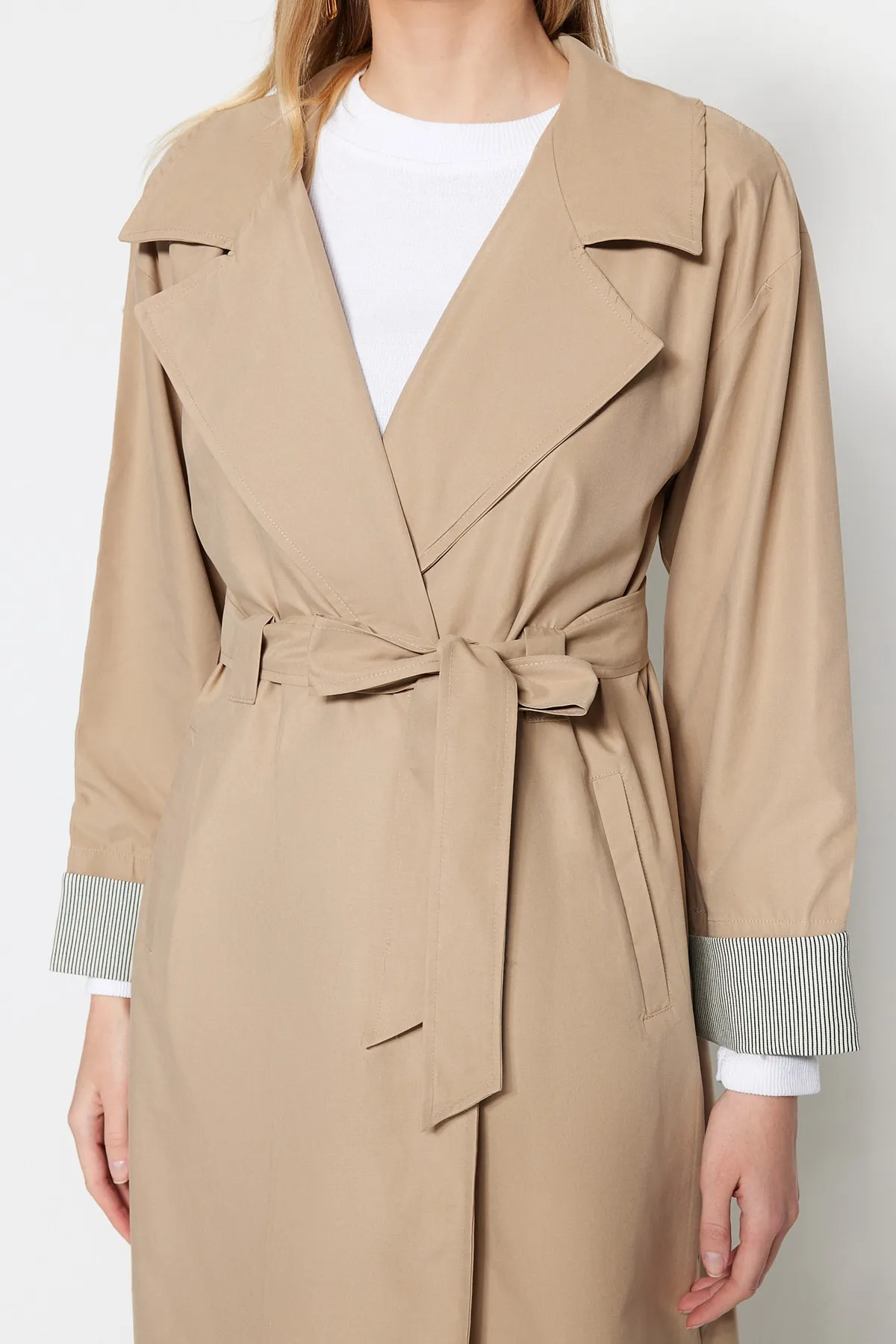Trendyol Modest  Beiger gewebter Trenchcoat mit Bindedetail in der Taille TCTSS23CL00002