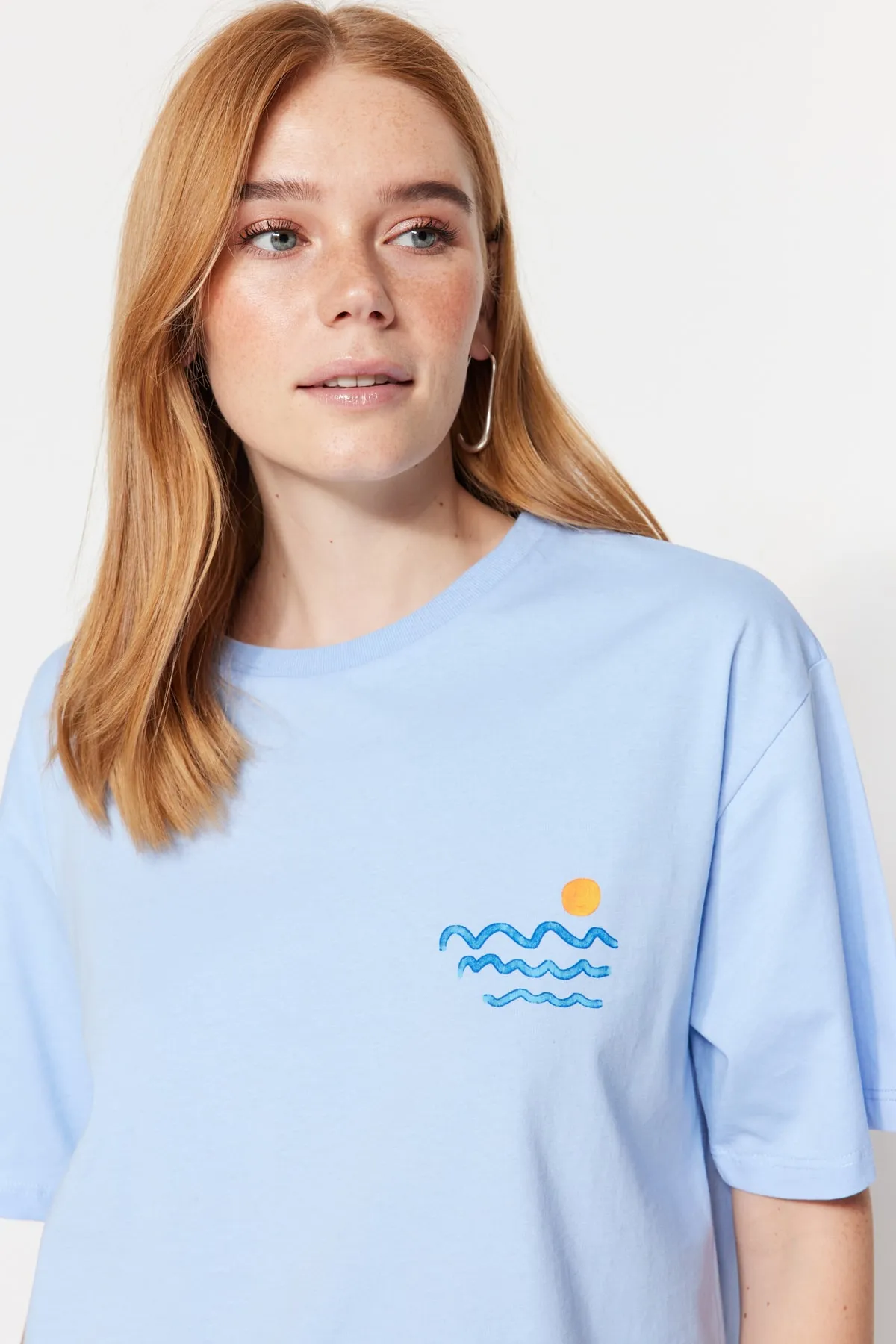 Trendyol Collection  Hellblaues Boyfriend-Strick-T-Shirt aus 100 % Baumwolle mit Rücken- und Brustaufdruck TWOSS23TS00058