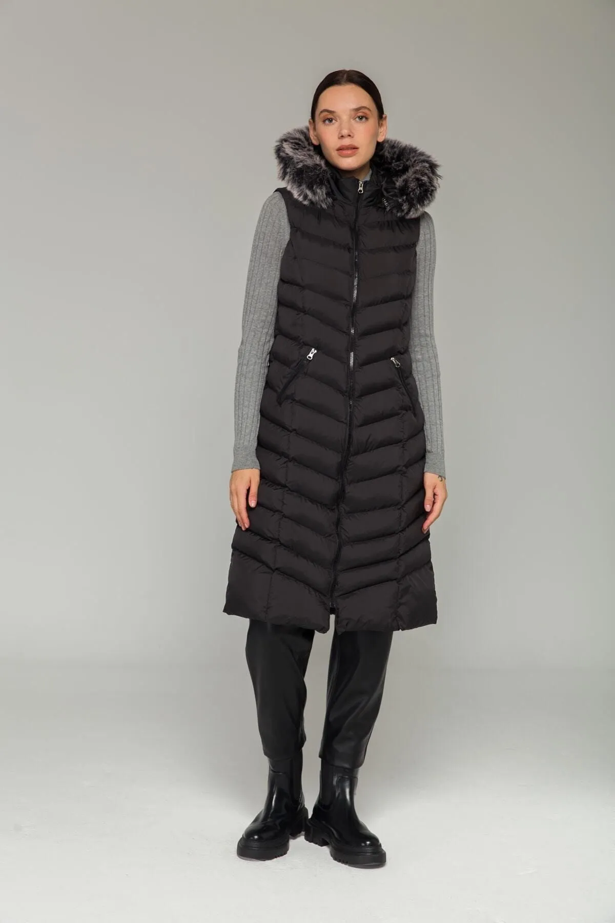 Olcay  Schwarze Pufferweste mit Fellkapuze für Damen