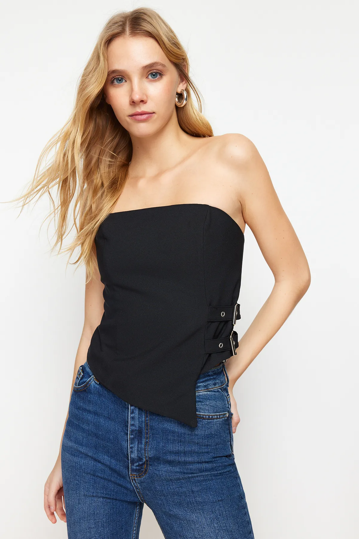 Trendyol Collection  Schwarze trägerlose, taillierte, gewebte Bluse mit Gürtelschnalle und detaillierten Details TWOSS24BZ00349