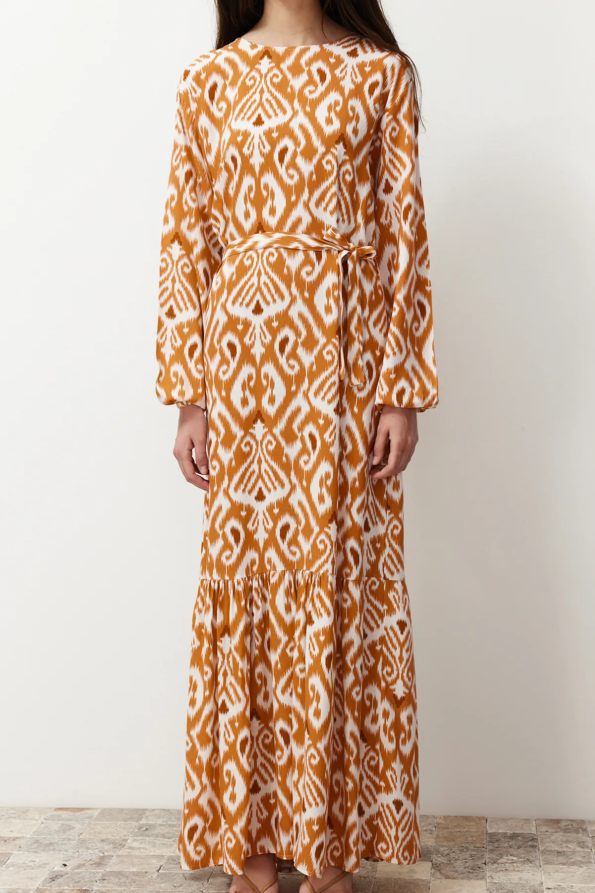 Trendyol Modest  Senfgelbes Kleid aus Viskosegewebe mit Schalmuster und Gürtel TCTSS24EB00240