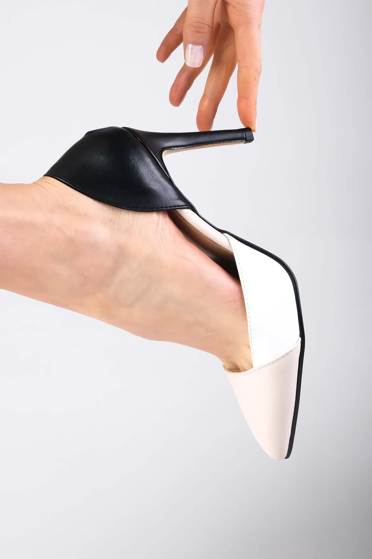 Mio Gusto  Brien Nude, Weiß und Schwarz Farbkombination Damenschuhe mit Stiletto-Absatz