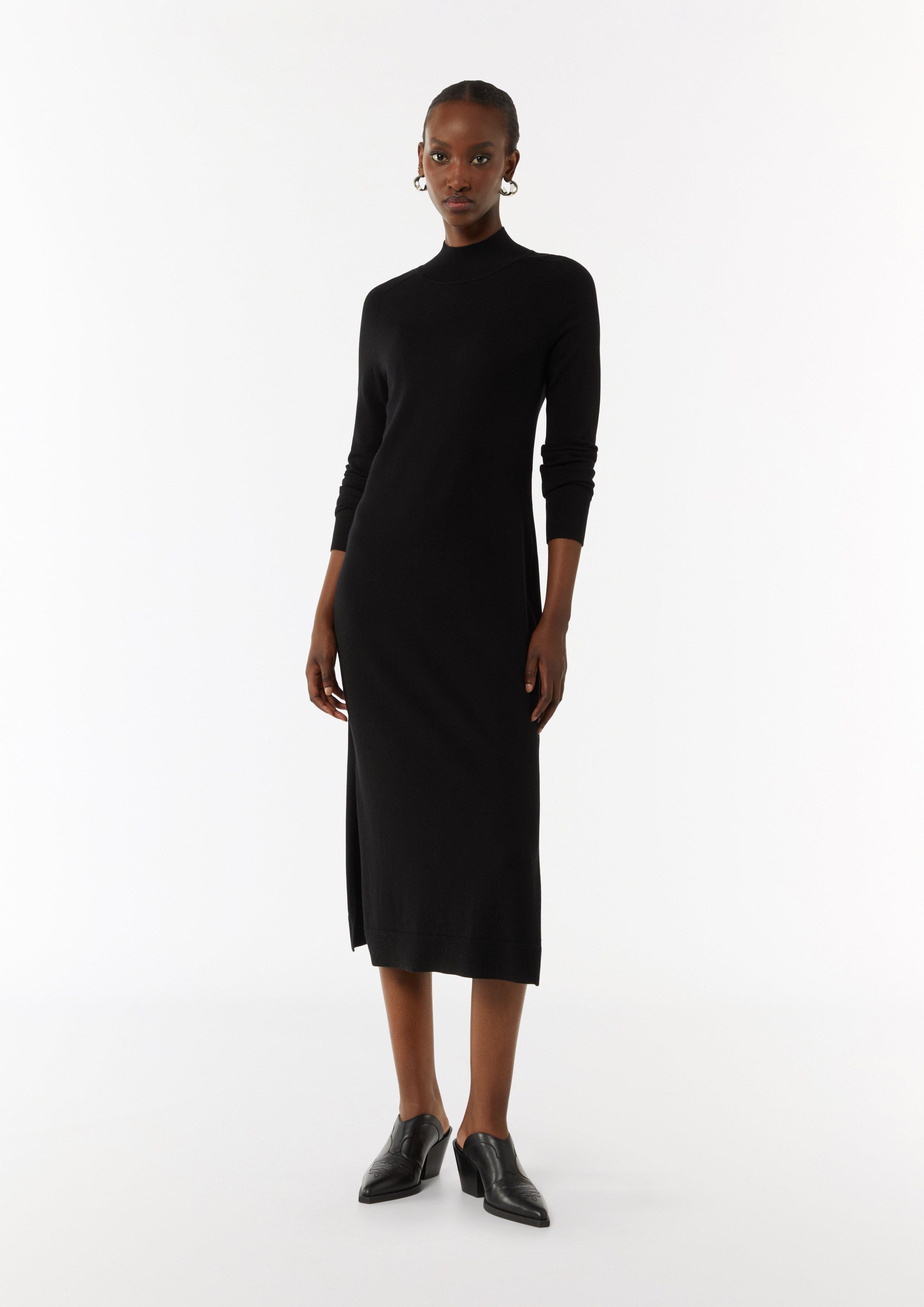 Antalliertes Strickkleid mit Turtleneck und seitlichen Schlitzen - schwarz