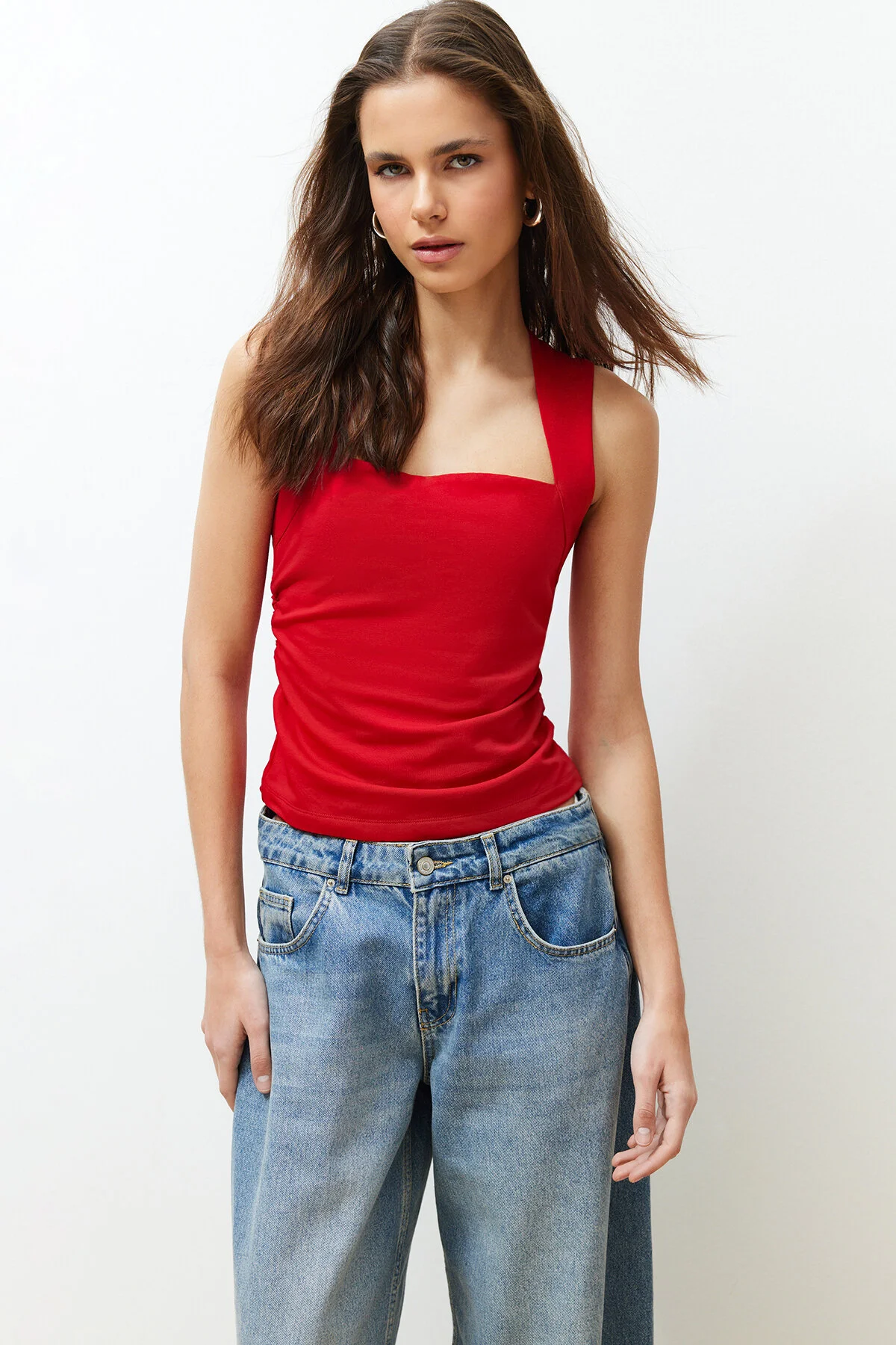 Trendyol Collection  Rote Strickbluse mit geradem, quadratischem Kragen, Riemchen und Raffung TWOSS24BZ00400
