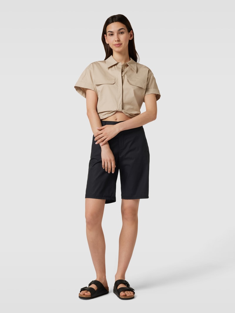 Chinoshorts mit seitlichen Eingrifftaschen in schwarz