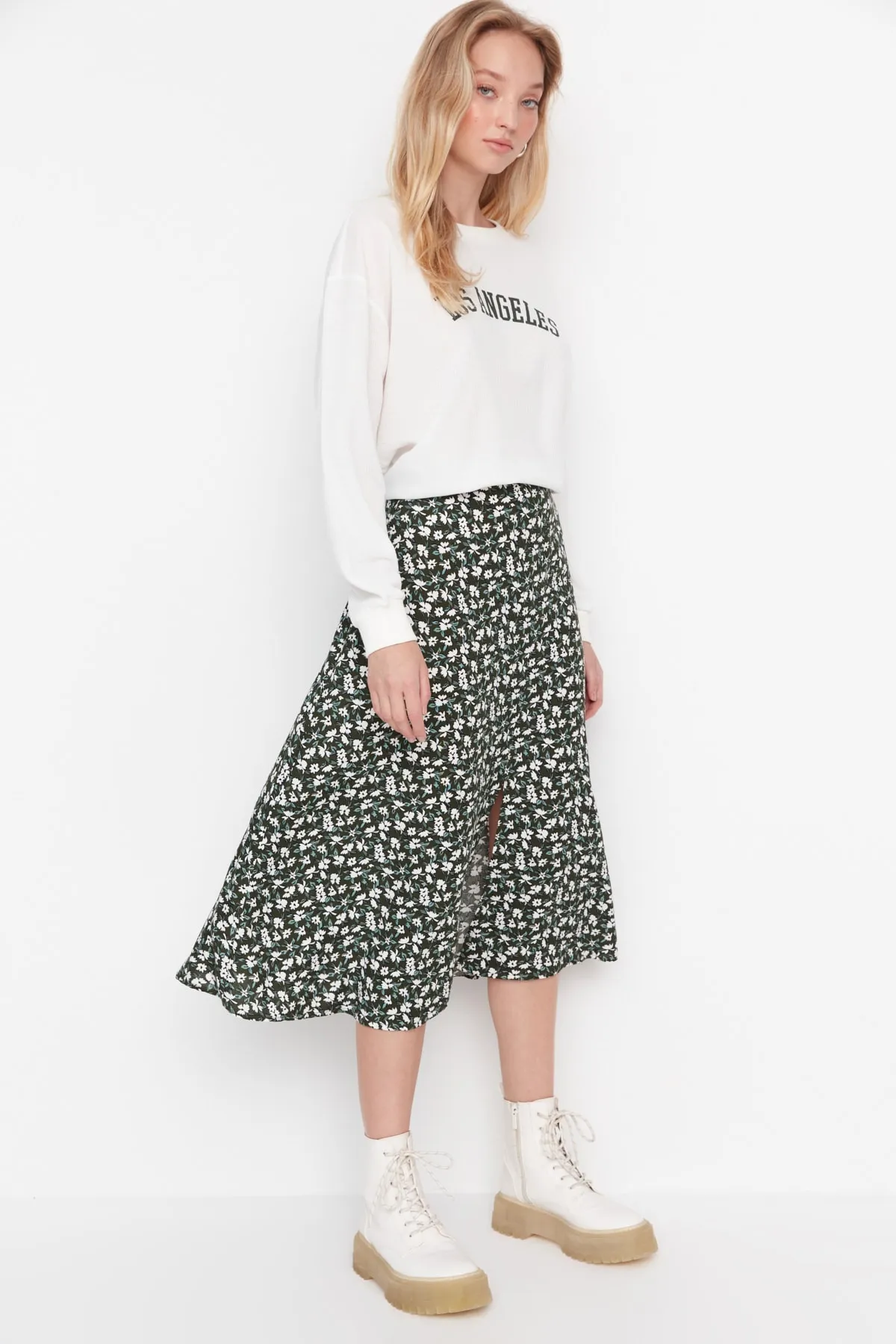 Trendyol Collection  Khakifarbener Midi-Webrock mit Schlitz und Blumenmuster aus Viskosestoff TWOSS20ET0230