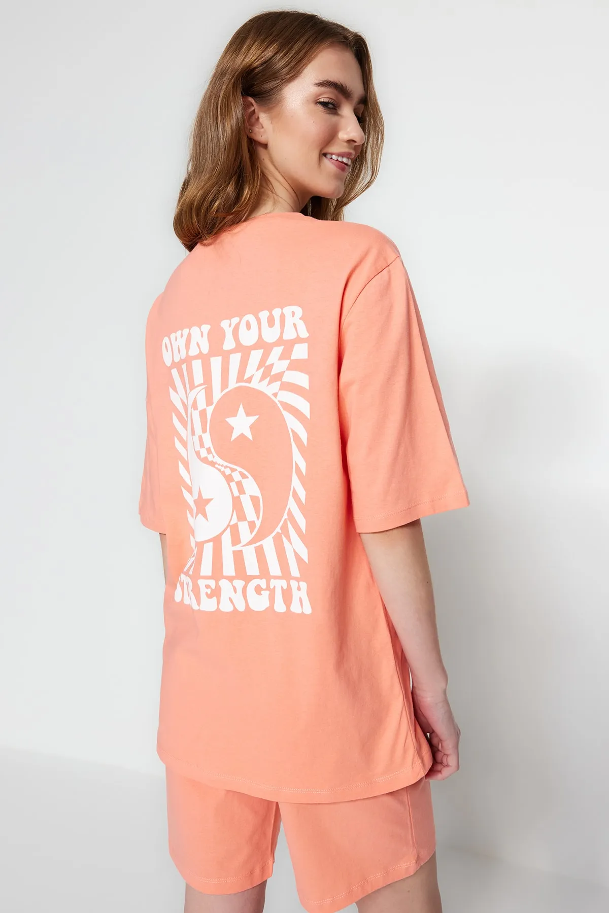 Trendyol Collection  Pfirsich Unisex 100 % Baumwolle Slogan bedrucktes T-Shirt-Shorts-Strick-Pyjama-Set THMSS22PT0694