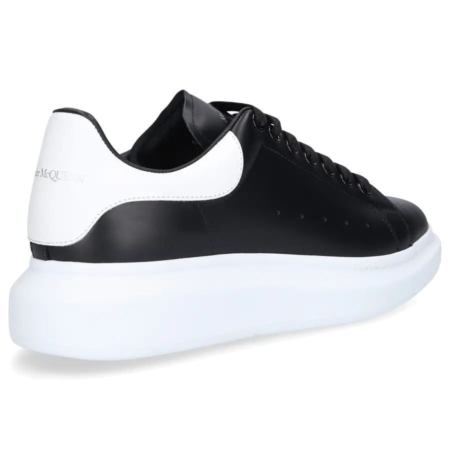 Alexander McQueen - Sneaker low LARRY Kalbsleder - schwarz