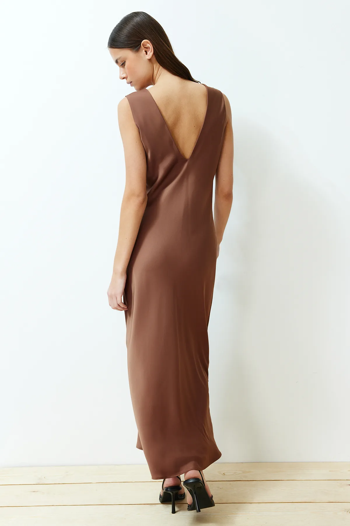 Trendyol Collection  Braunes Maxikleid aus gewebtem Satin mit Rückendetail TWOSS24EL00070
