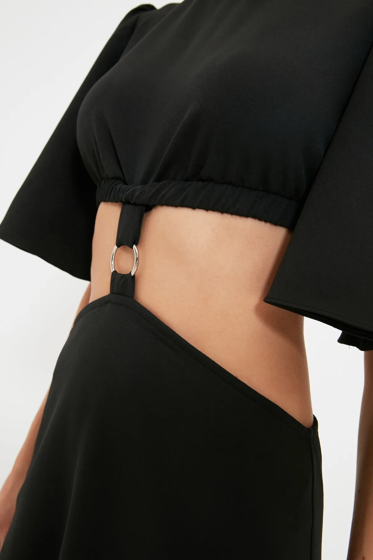 Trendyol Collection  Schwarzes, detailliertes Webkleid mit Cut-Outs TWOAW22EL0468