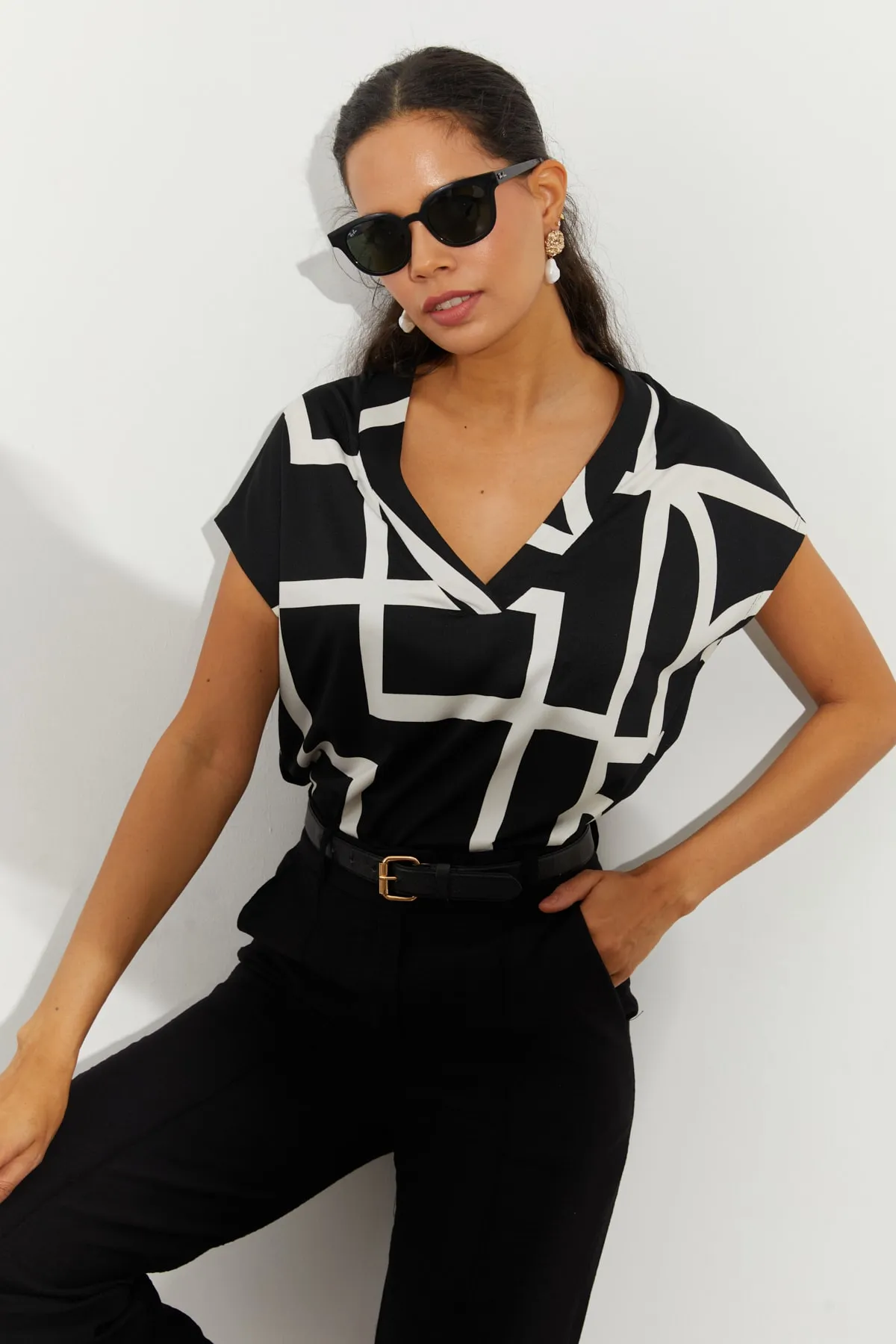 Cool & Sexy  Schwarz gemusterte Damenbluse mit V-Ausschnitt LPP1217