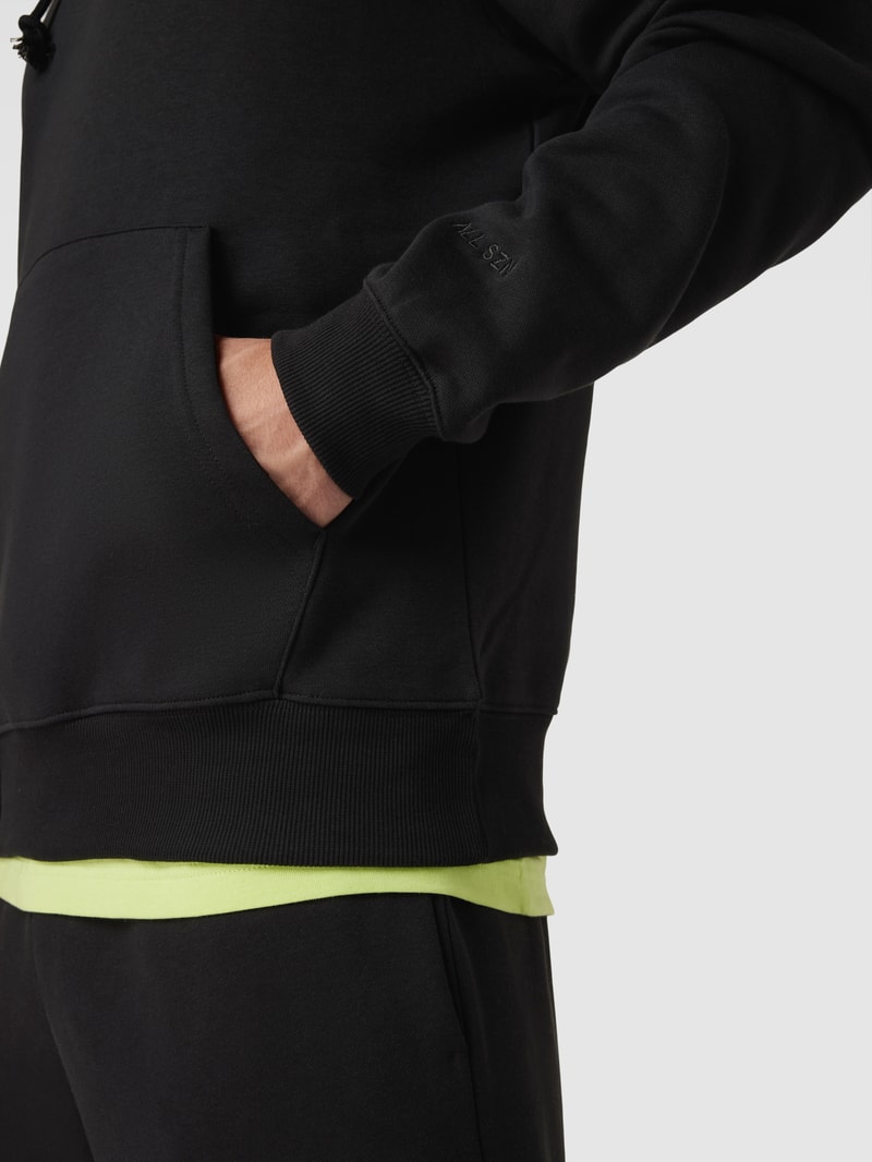 Hoodie mit Känguru-Tasche in schwarz