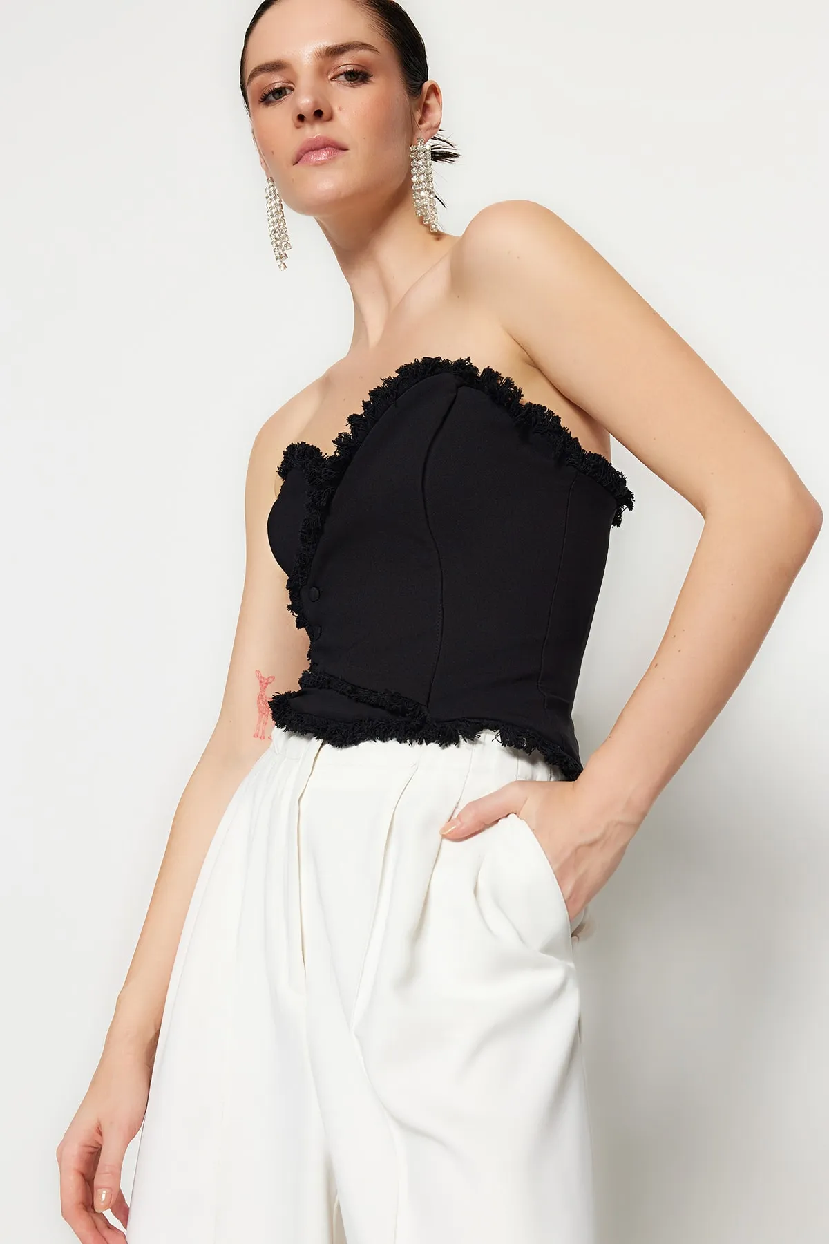 Trendyol Collection  Schwarzes, figurbetontes, gefüttertes Bustier mit gewebten Quasten TPRSS22BS0070