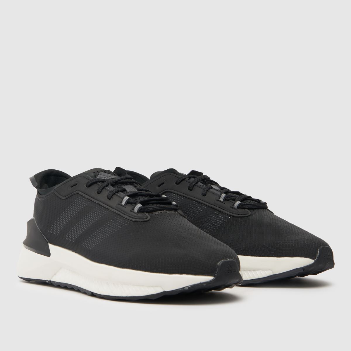 adidas – Avryn – Svarta och vita träningsskor