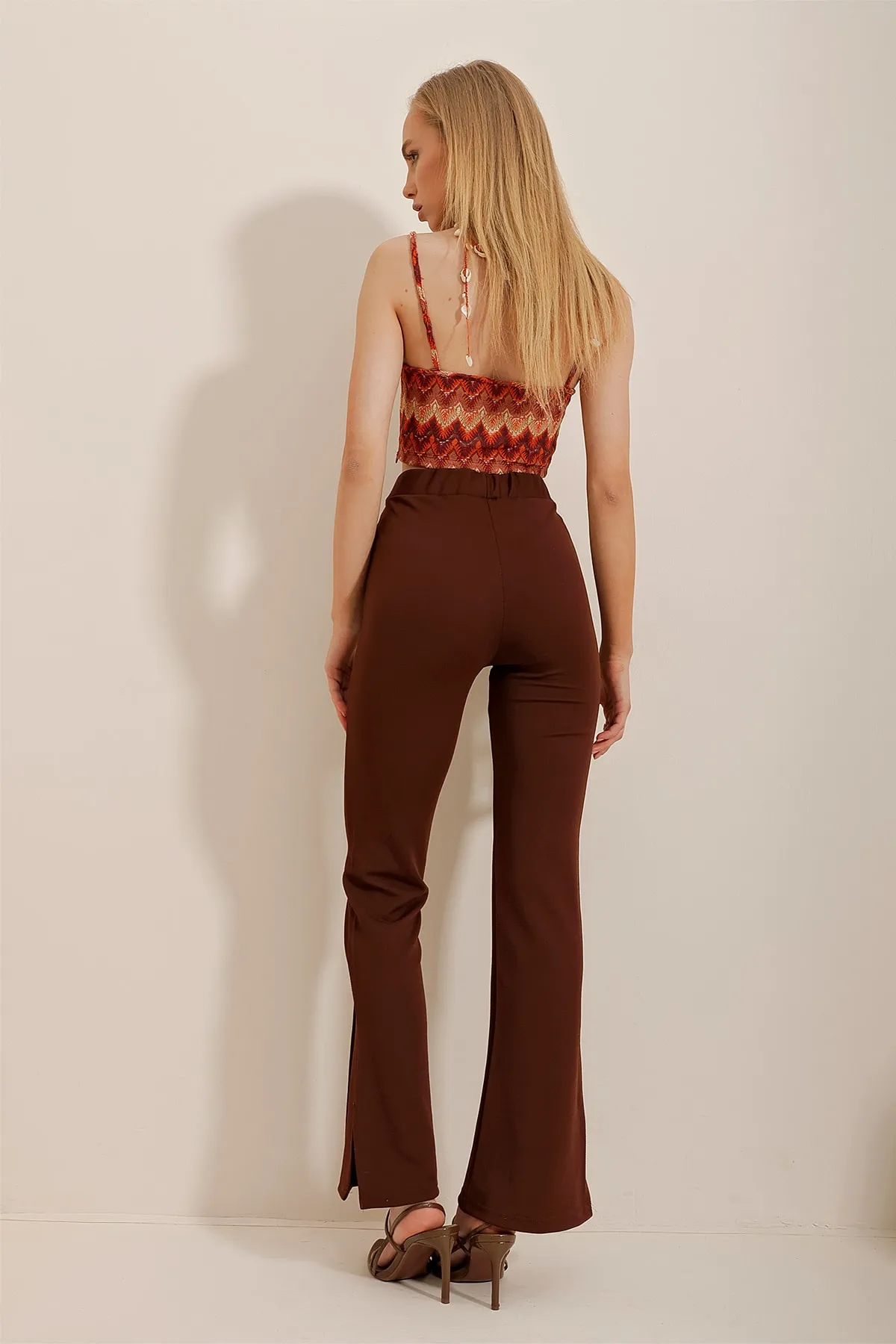 Trend Alaçatı Stili  Braune Lycra-Hose mit hohem Bund und Schlitz vorne für Damen ALC-X10346
