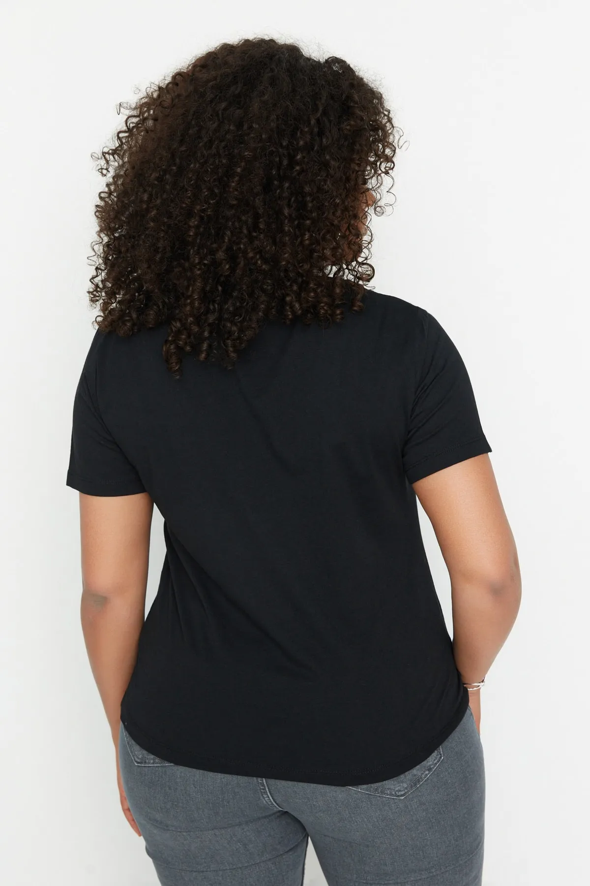Trendyol Curve  Schwarzes, detailliertes Strick-T-Shirt mit Fenster/Ausschnitt TBBSS22BF00001