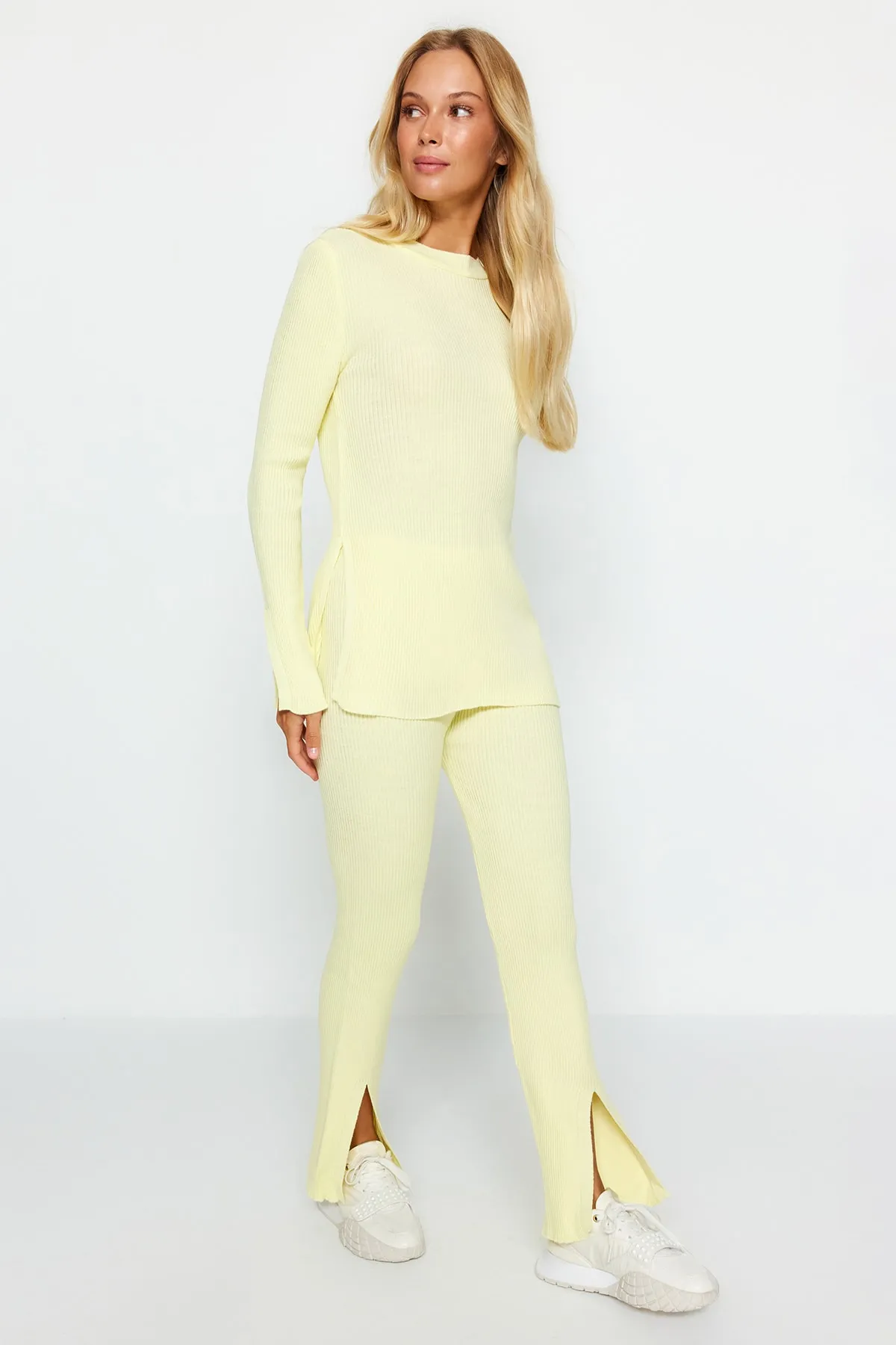 Trendyol Collection  Set aus Oberteil und Unterteil aus geschlitztem Strick in Gelb TWOAW24AU00101