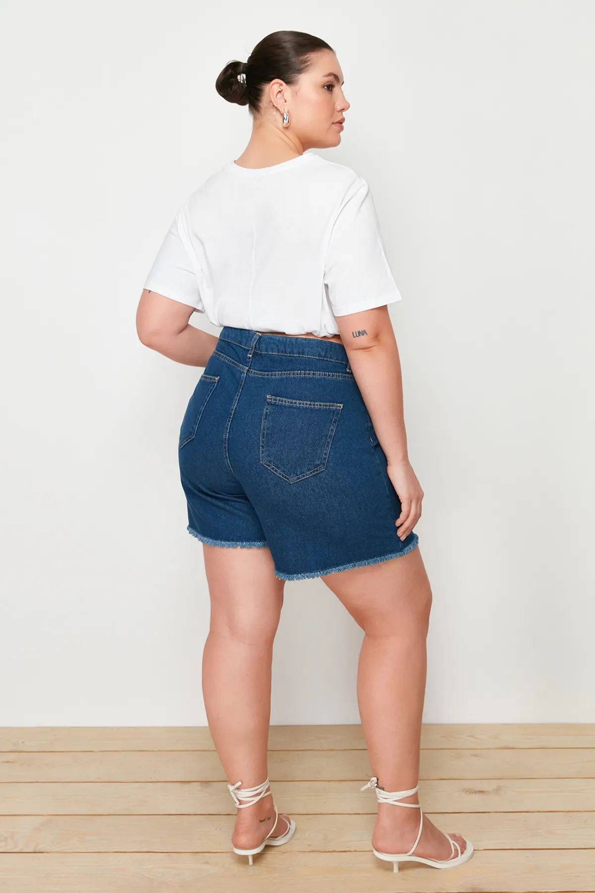 Trendyol Curve  Dunkelblauer Shorts-Rock mit hohem Taillensaum und Quasten TBBSS23AP00008